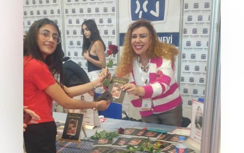 SELHAN ÖZDEMİR'İN İMZA GÜNÜNE GENÇ HAYRANLARINDAN GÜL YAĞMURU