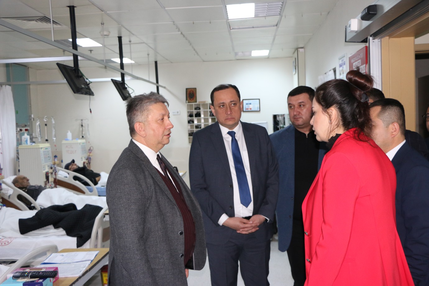 Özbek sağlık heyeti Sakarya’da  Özbekistan’ın Semerkant eyaletinden gelen sağlık yöneticileri, sağlık sistemi hakkında detaylı bilgi almak için Sakarya’yı ziyaret etti.  Özekistan’ın Semerkant eyaletinden gelen sağlık yönetic