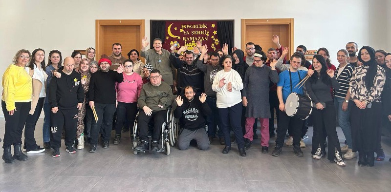 SGM’de tebessüm oluşturan Ramazan’a ‘hoş geldin’ buluşması  Büyükşehir Belediyesi, SGM’de özel gereksinimli çocuklarla rengarenk bir “Ramazan’a Hoş Geldin” etkinliği düzenledi. Bu çatı altında Ramazan’ın maneviyatını yaşatmak