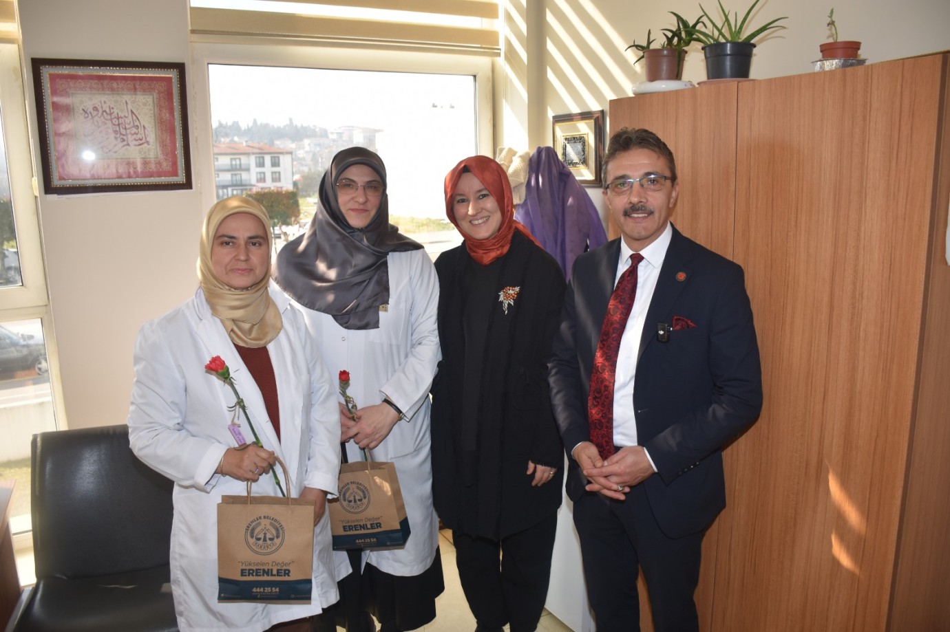 Erenler Belediye Başkanı Şenol Dinç'ten Kadınlara Özel Ziyaret ve Kutlama