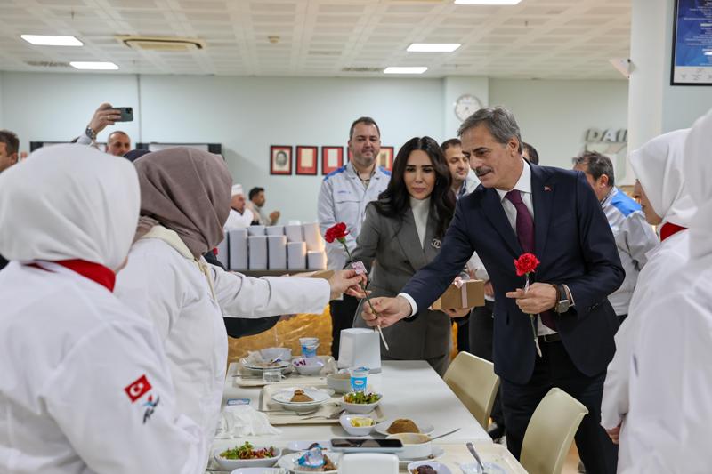 Başkan Alemdar'dan Daikin Çalışanlarına İftar Ziyareti ve Kadınlar Günü Kutlaması