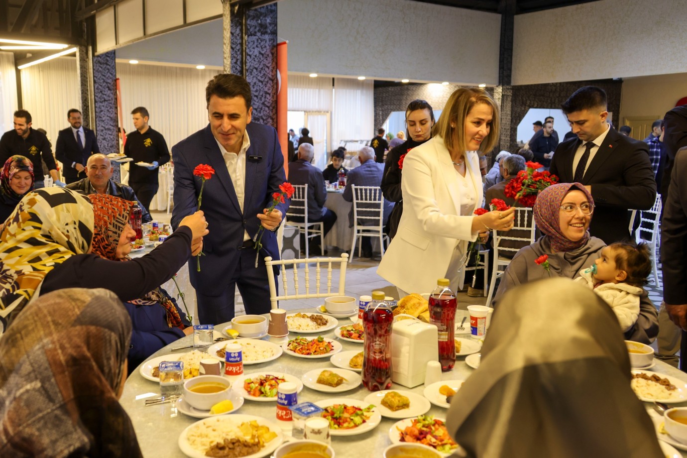 Vali Aygöl'den Uzun Yıllar Evli Kalan Çiftlere Özel İftar