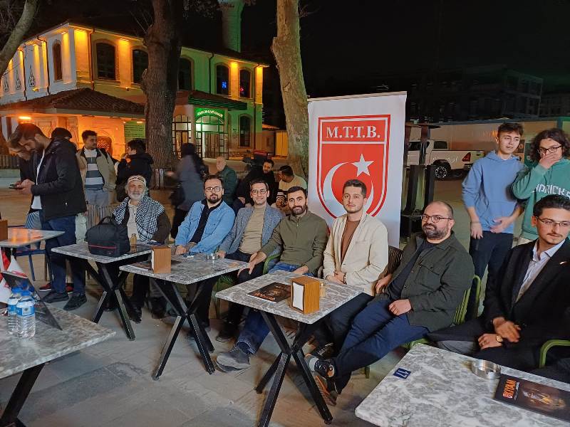 MTTB'li Gençler Orhan Camii Meydanı'nda Şiirle Coştu: Geçmiş ve Gelecek Bir Arada