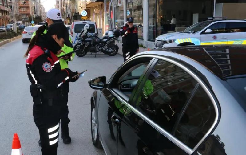 İzmir Polisi Aranan Şahıslara Göz Açtırmıyor: Bir Haftada 928 Yakalama