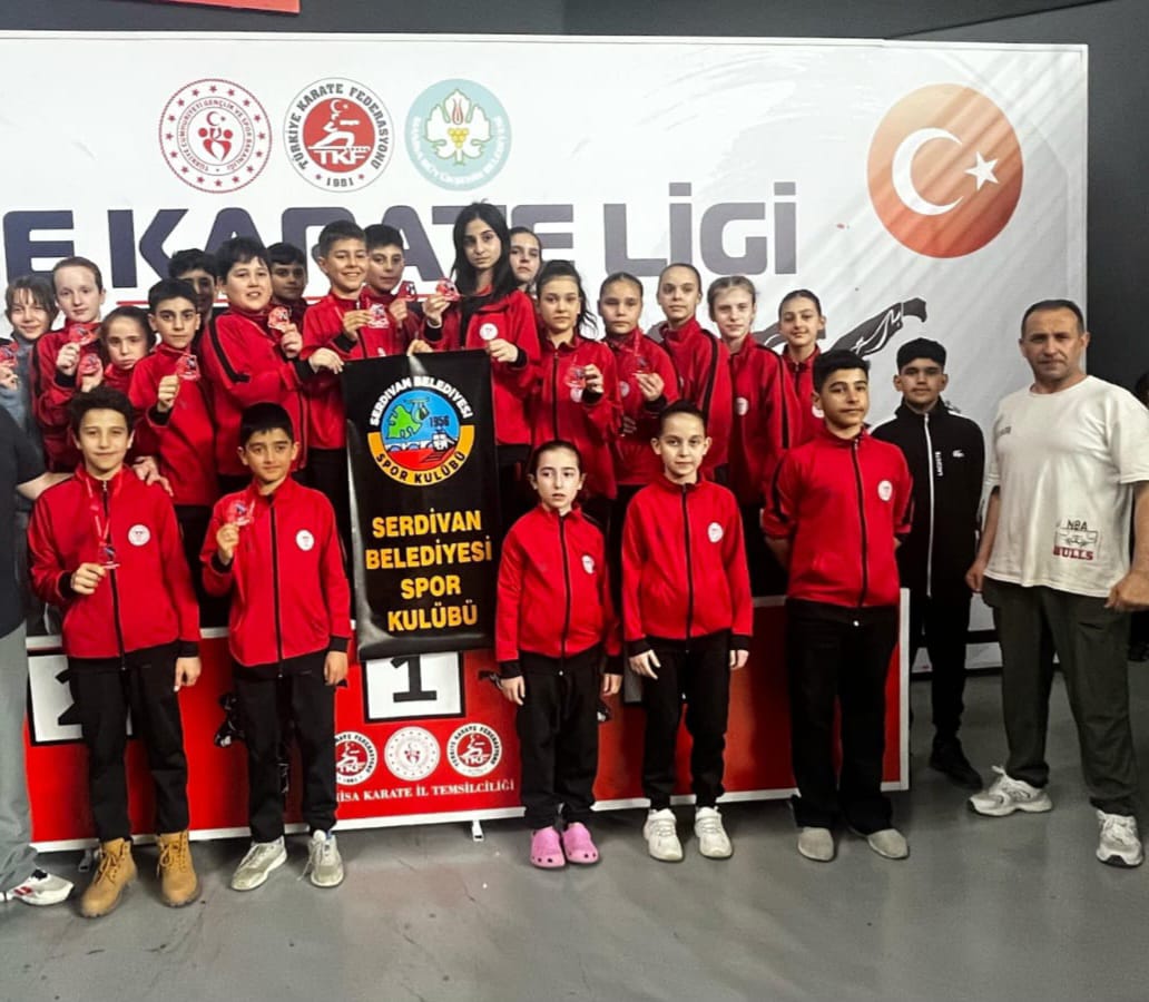Serdivan'ın Gururu Karateciler: Ege Ligi'nde 14 Madalya ile Döndüler
