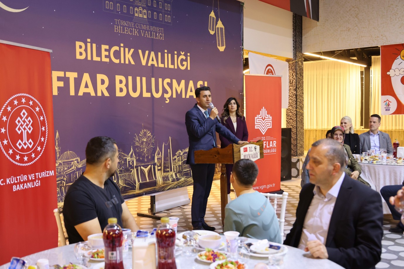 Bilecik Valisi Aygöl'den Koruyucu Ailelere ve Çocuklara Özel İftar