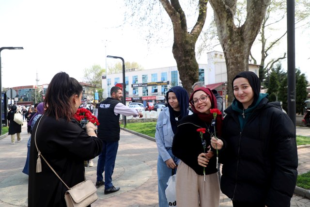 Sakarya Büyükşehir'den Bayram Arefe'sinde Duygulandıran Jest: Karanfillerle Gönüllere Dokundular!