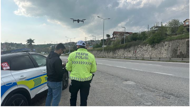 Sakarya Polisi Bayram Tedbirlerini Havadan Sıkılaştırdı: Drone ile Trafik Denetiminde Çok Sayıda Kural İhlali Tespit Edildi!