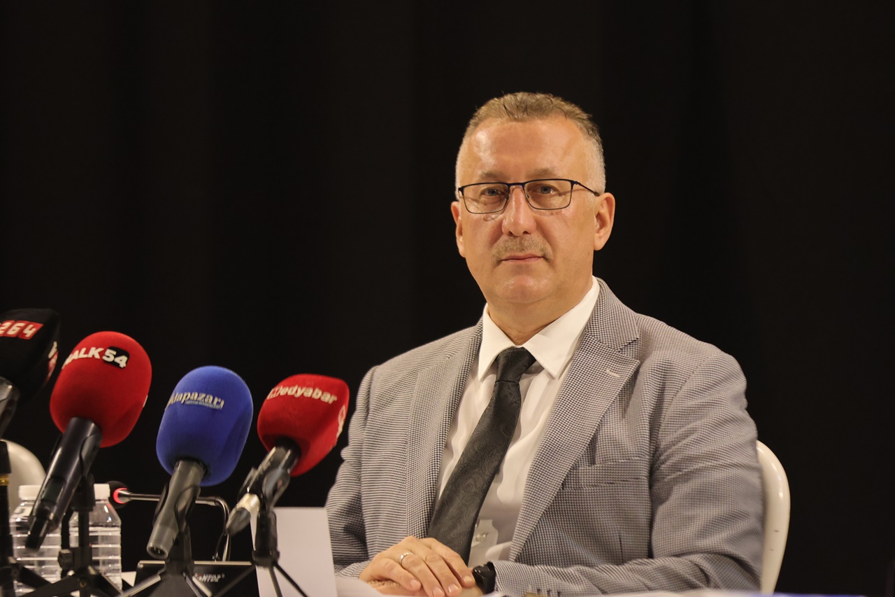 Adapazarı Belediyesi Nisan Ayı Meclis Toplantısı: Siyasi Gerilimler ve Hizmet Vurgusu