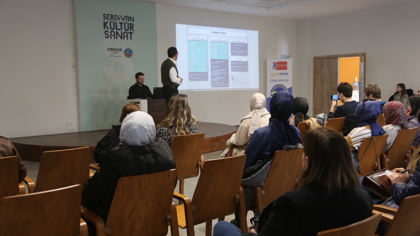 Serdivan’da Gençlere Erasmus Fırsatı  11 Nisan 2025 tarihinde Serdivan Belediyesi, gençlere Avrupa fırsatlarını tanıtmak amacıyla önemli bir etkinliğe ev sahipliği yaptı. Serdivan Belediyesi Gençlik ve Spor Hizmetleri Müdürlü