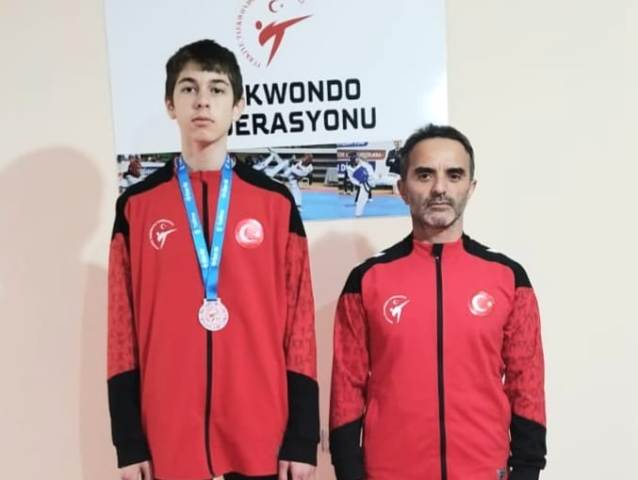 Ferizli'nin Gururu Avrupa'da Zirvede: Mehmet Refik Öztürk'ten Bronz Madalya!