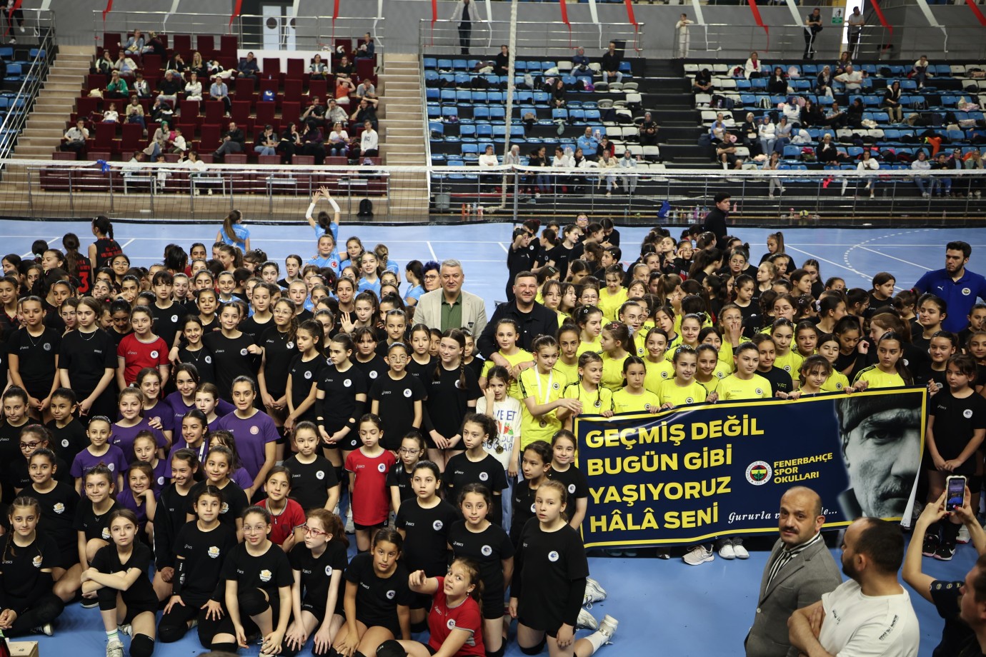 Serdivan'da 23 Nisan Coşkusu Mini Voleybol Şenliğiyle Taçlandı