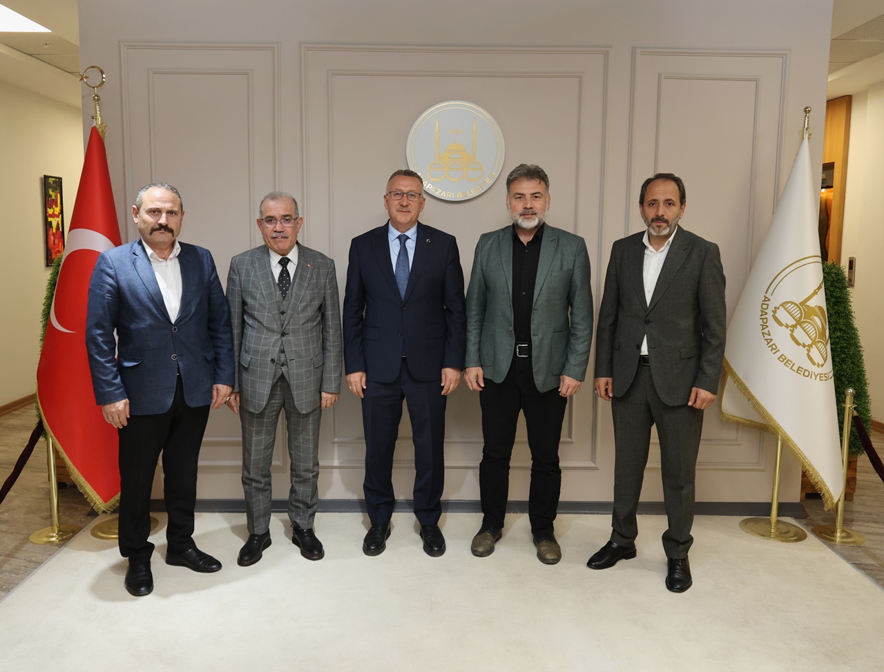 Adapazarı Belediyesi ve Hizmet-İş Sendikası'ndan Çalışanlara Müjde: Yeni Toplu İş Sözleşmesi İmzalandı