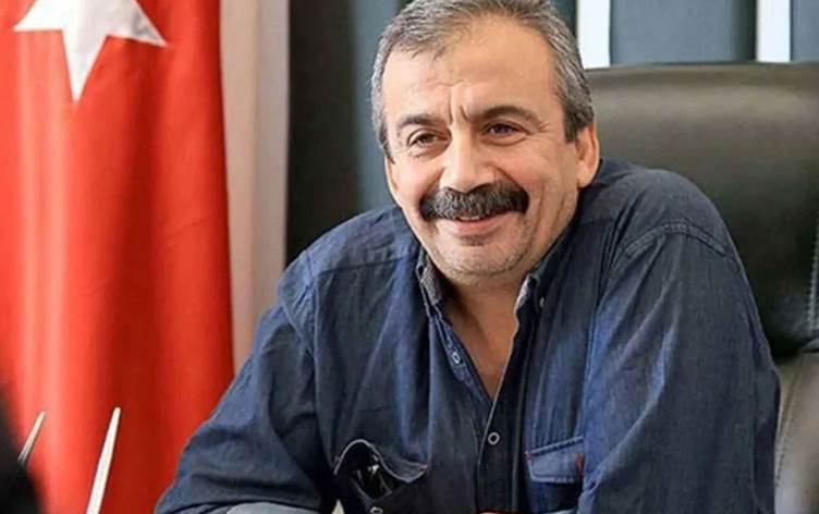 Bir Dev Çınar Devrildi: Sırrı Süreyya Önder'e Veda