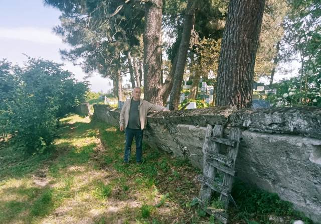 KOCAALİ'DE SKANDAL GÖRÜNTÜ! MEZARLIK DUVARI TELLERLE AĞACA BAĞLANDI! SAKARYA BÜYÜKŞEHİR BELEDİYESİ MEZARLIKLAR MÜDÜRLÜĞÜ'NE BİLGİ VERİLDİĞİ HALDE YETKİLİLER UYARILARA KULAK TIKIYOR!