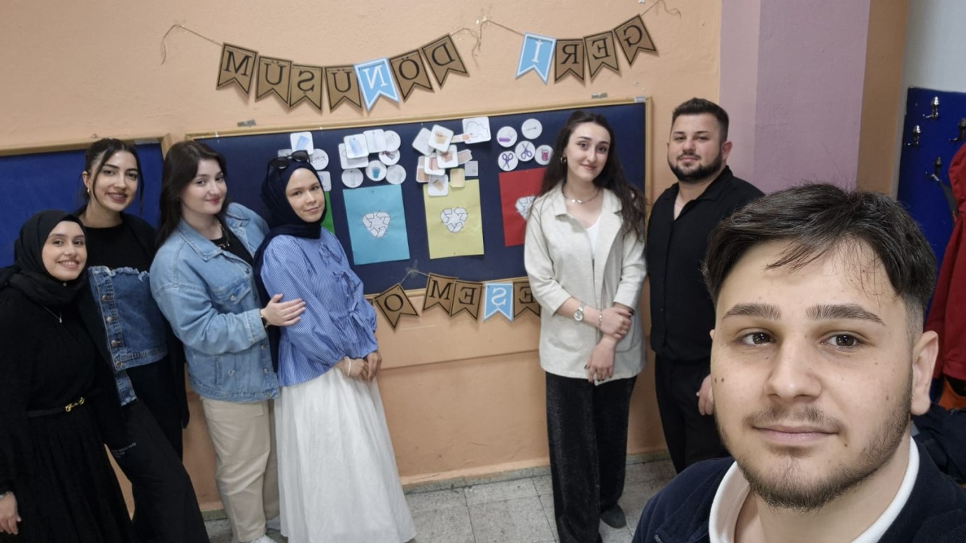 Minik Kalplerden Büyük Adım: Üniversitelilerden İlkokulda Geri Dönüşüm Seferberliği!