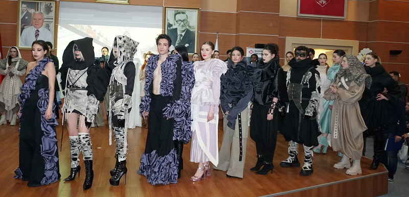 Başkent'te Moda Rüzgarı Esti! Geleceğin Tasarımcıları Hayallerini Podyuma Taşıdı!