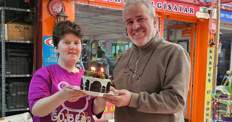  Güzeller Güzeli Almira Ebrar'dan Fısıltı Haberleri Genel Yayın Yönetmeni Sabahattin Birinci'ye Unutulmaz Doğum Günü Sürprizi: Özel Bireylerin Neşesi ve Kapsayıcılığın Muhteşem Örneği!