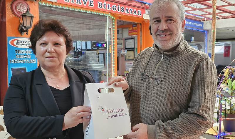SASÇED Başkanı Mahmure Çolak'tan Fısıltı Haberleri Genel Yayın Yönetmeni Sabahattin Birinci'ye Bir Doğum Günü Sürprizi Daha!