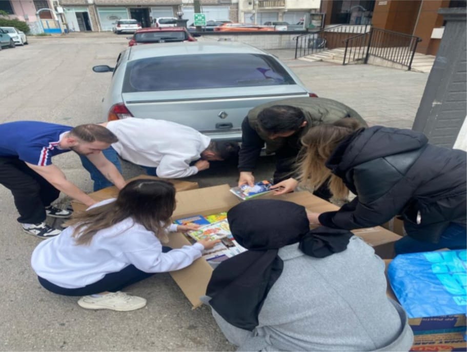 Kocaeli Sağlık ve Teknoloji Üniversitesi Öğrencilerinden Köy Okullarına Umut Dolu Kitap Bağışı: 3.000 Kitapla Aydınlanan Gelecekler!