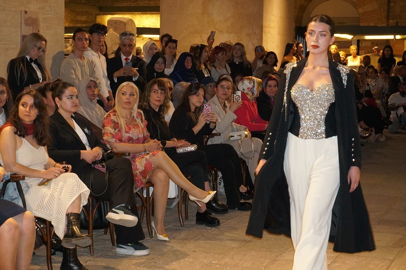 BURAM BURAM TARİHİN GÖBEĞİNDE BÜYÜLEYİCİ DEFİLE: MODA VE TARİH ANADOLU MEDENİYETLERİ MÜZESİ'NDE BULUŞTU!