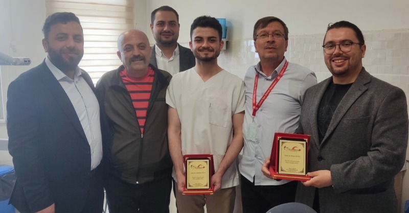 Düzce'den Gelen Haber Yürekleri Isıttı: Diş Hekimi Dr. Muhammed Polat'ın Anne Şefkatiyle Yaklaşımı Büyük Takdir Topladı!