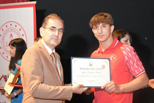 Bilecik'te Eğitim Başarı Ödülleri Töreni: Geleceğin Liderleri Onurlandırıldı