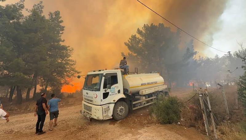 Antalya'da Üç İlçede Eş Zamanlı Orman Yangınları: Mahalleler Tahliye Ediliyor!