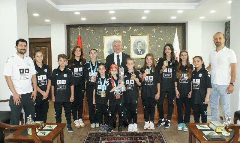 Rizeli Kaymakam Yazıcı, Memleketi Rize'de Şampiyon Olan Sapancalı Karetecileri Makamında Ağırladı