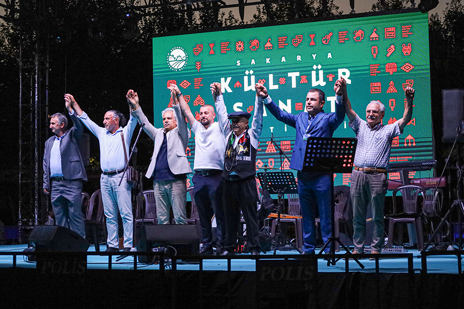 Sakarya'da Coşku Dorukta: Akın Altınışık ve Safa Tatoğlu, Karadeniz Rüzgarı Estirdi!