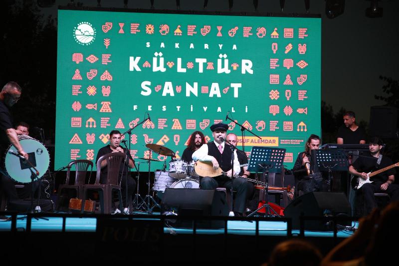 Sakarya'da Karadeniz Rüzgarı Esti: Akın Altınışık'tan Muhteşem Konser!