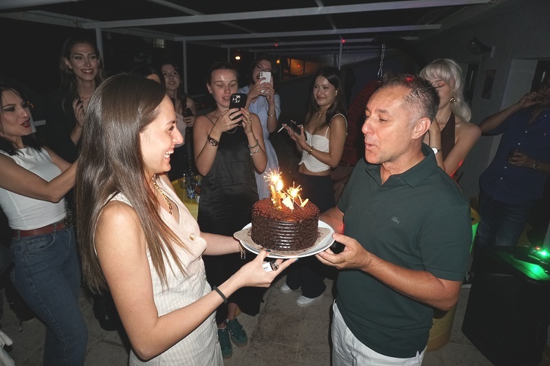 Efsane: Ankara'nın Güvenilir Yüzü Burak Özdemir, 51. Yaşını Dostlarıyla Kutladı!