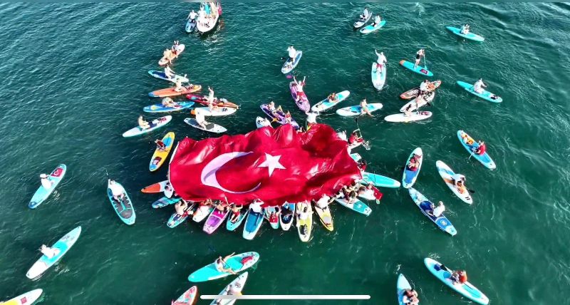 Zaferin Ruhu Sapanca'da Dalgalandı: 30 Ağustos Coşkusu SUP Boardlarla Kutlandı