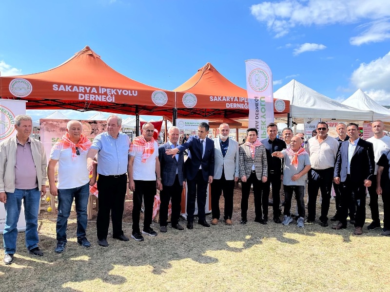 Sakarya İpekyolu Kültür ve Dayanışma Derneği, Çilek Festivali'nde Göz Doldurdu