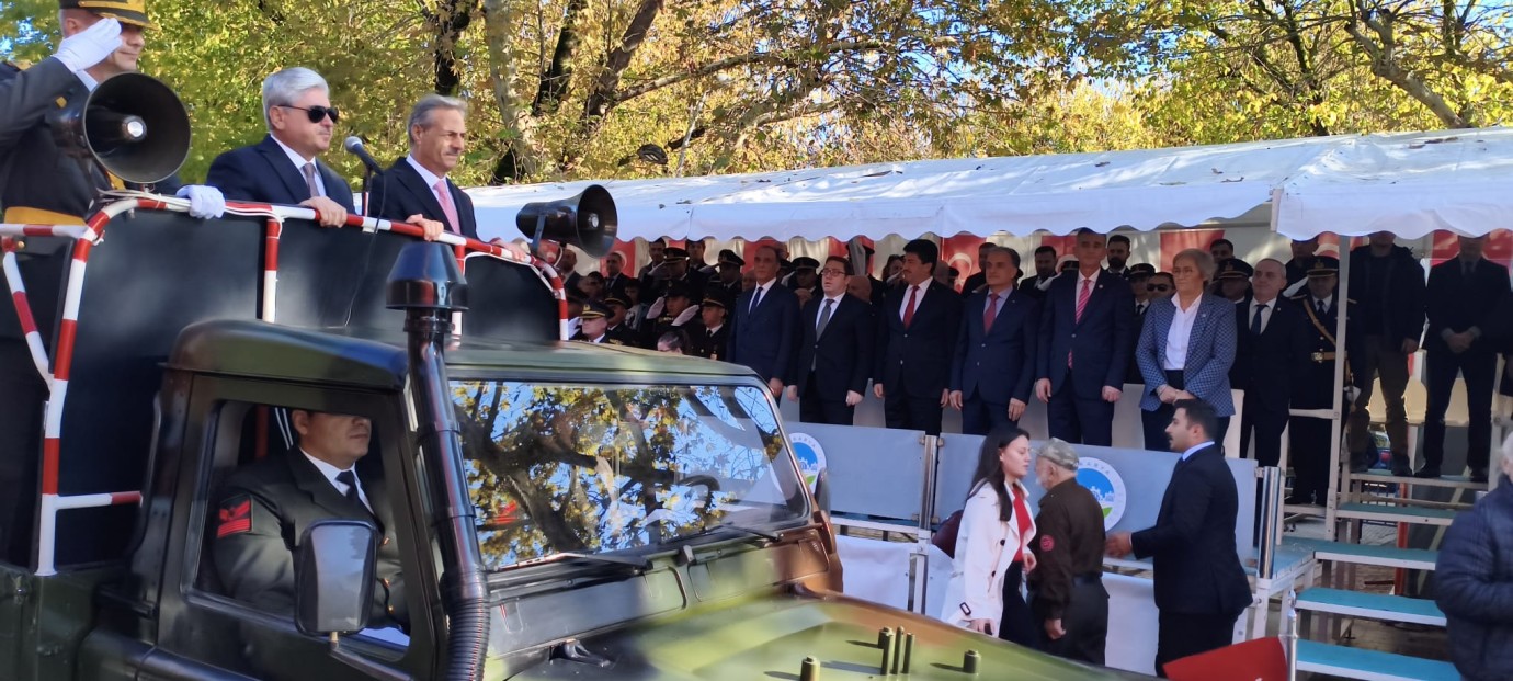 SAKARYA, CUMHURİYET'İN 102. YILINI MİTİNG HAVASINDA KUTLADI: VATANDAŞLAR AKM ÖNÜNÜ DOLDURDU!