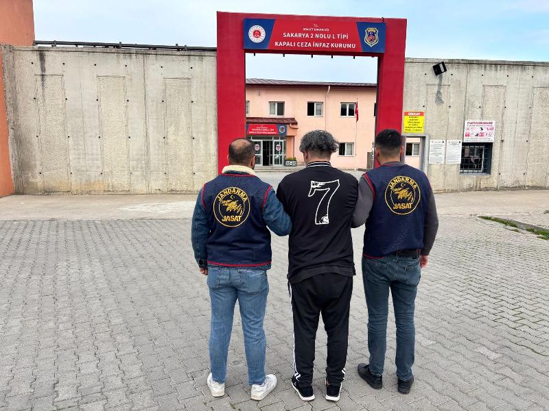 SAKARYA JANDARMASI'NDAN NEFES KESEN OPERASYON: ARANAN AZILI SUÇLU 4 YILLIK FİRARIN ARDINDAN KARASU'DA YAKALANDI!