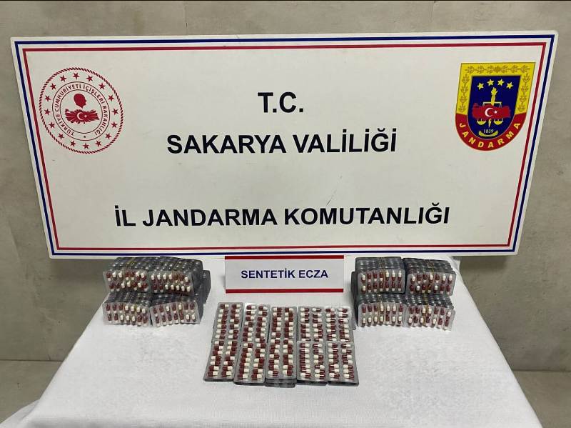 JANDARMA'DAN SAKARYA'DA DEV UYUŞTURUCU OPERASYONU: 5 KİŞİ TUTUKLANDI, YÜKLÜ MİKTARDA MADDE VE 200 BİN TL ELE GEÇİRİLDİ!