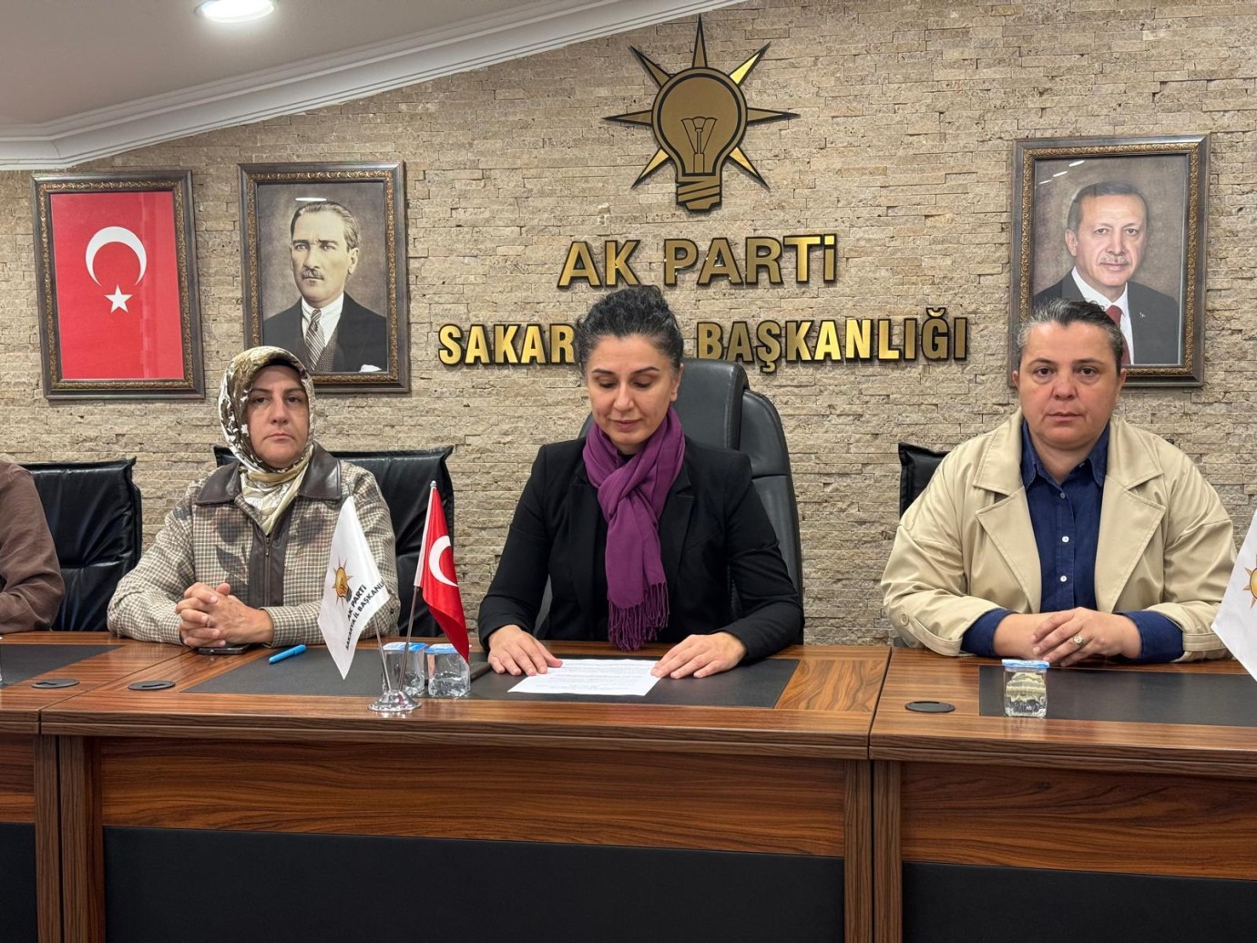 AK PARTİ KADIN KOLLARI'NDAN 25 KASIM MESAJI: “KADINA YÖNELİK ŞİDDETİ İNSANLIK SUÇU OLARAK GÖRÜYORUZ! MÜCADELEYİ KARARLILIKLA SÜRDÜRÜYORUZ”