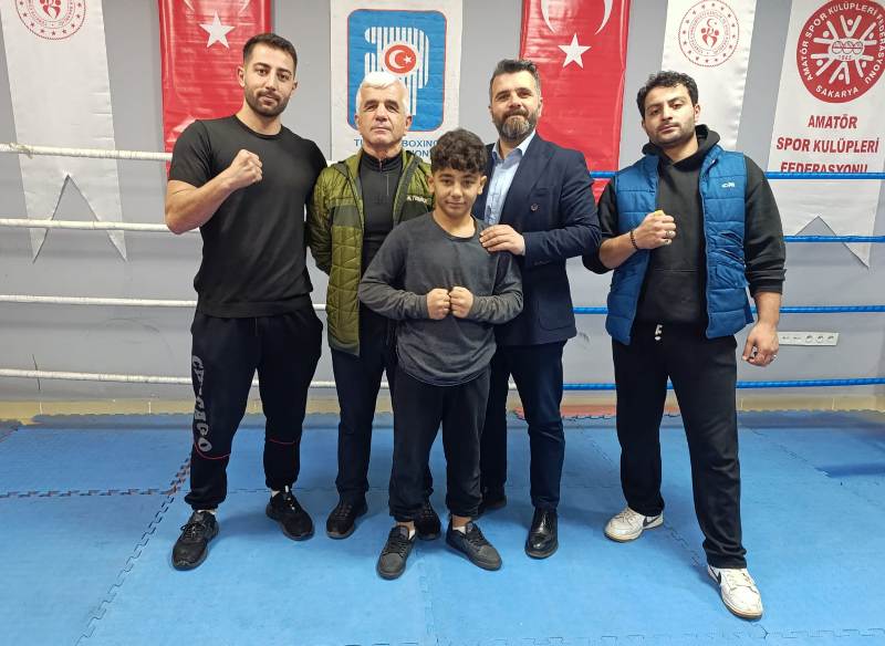 SAKARYA'NIN GURURU RİNGDE! AKGÜN'ÜN YİĞİTLERİ: ÜÇ TÜRK KARDEŞLERİN GÖZÜ AY-YILDIZ FORMAYI GİYMEKTE
