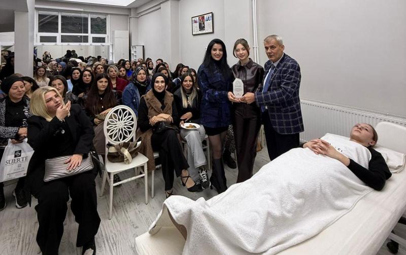 Sakarya kuaförler ve güzellik salonları işletmeciliği esnaf ve sanatkarlar odası başkanı Ali ak ve yardımcısı  Özlem Akyel, Ceren Aydın'a plaket verdi