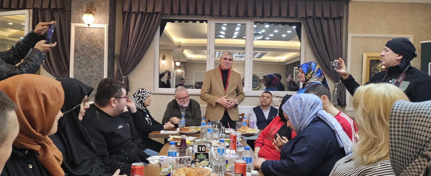 Ekrem Yüce, 3 Aralık'ta Kalplere Dokundu: Engelli Annelerini Yalnız Bırakmadı!