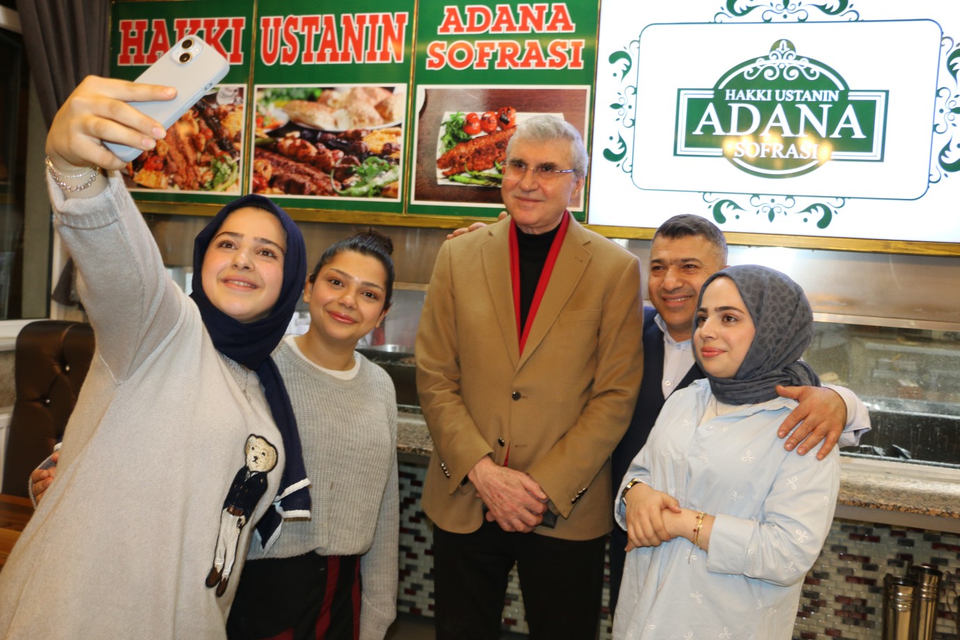 Adana Sofrası’nın 3 Meleği Ekrem Yüce ile Buluştu: Melike, Merve ve Şeyma'dan Unutulmaz Sevgi Anları