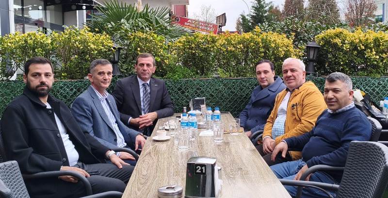 Ümit Dikbayır, Sakarya'nın Tadı Adana Sofrası Hakkı Usta'yı Ziyaret Etti: Siyaset ve Esnaf Buluşması Gündeme Damga Vurdu!