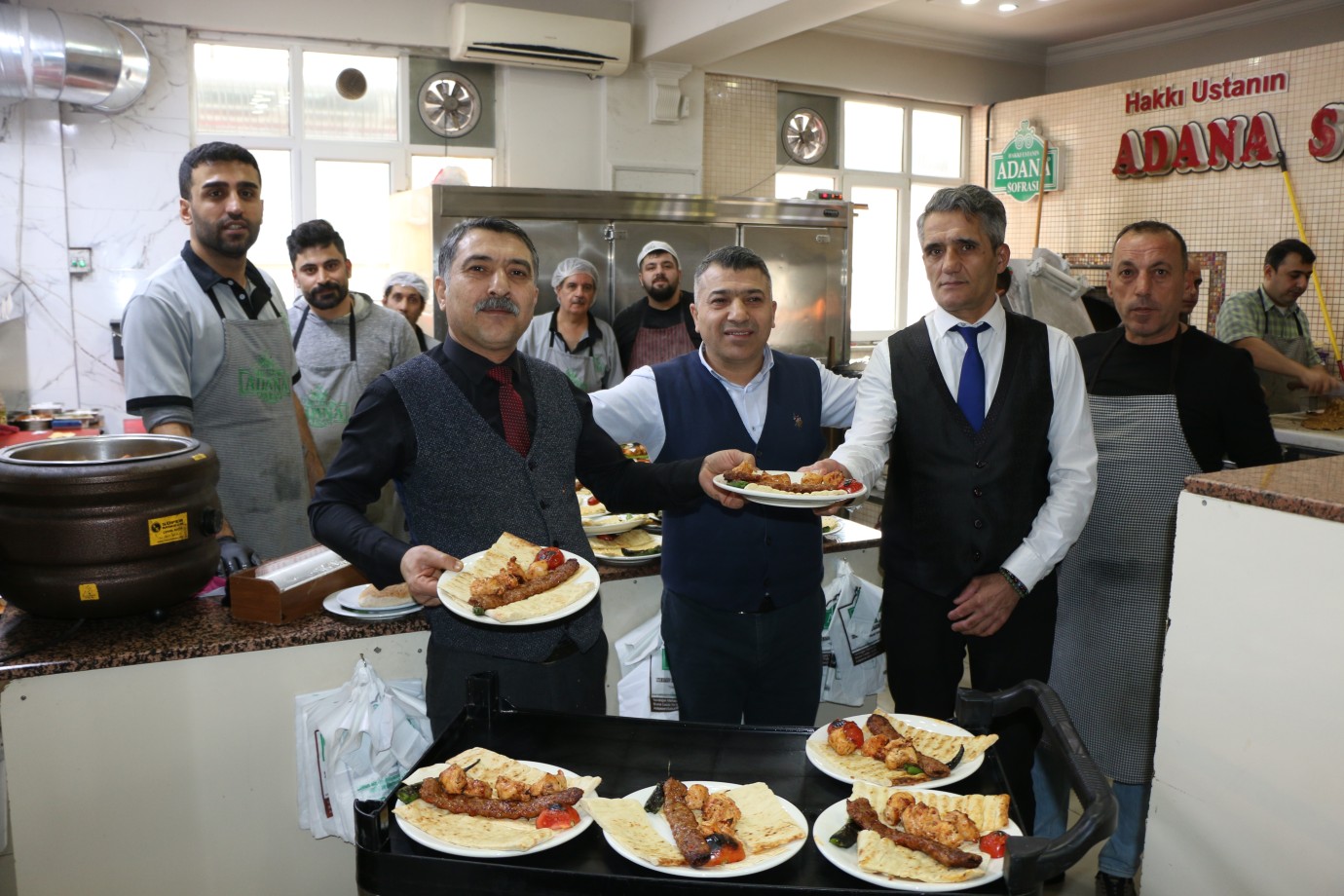 EFSANE MENÜ GERİ GELDİ: Hakkı Usta Adana Sofrası'nda Sadece 250 TL'ye Tam Bir Ziyafet! #Reklam