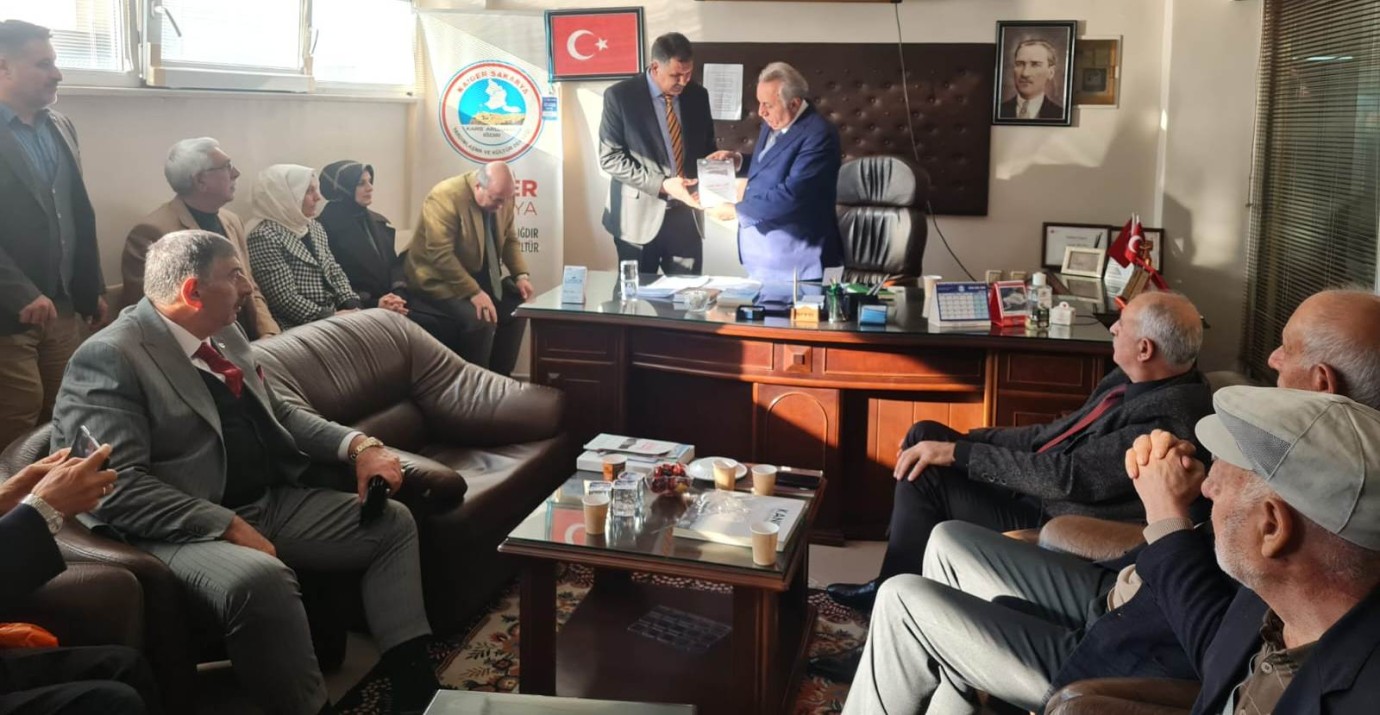 Sarıkamış Platformu Sakarya İl Başkanı Mustafa Karabudak’tan Saffet Kaya’ya Anlamlı Takdim: “Kar Gülleri” 111. Yıl Anısına Sunuldu!