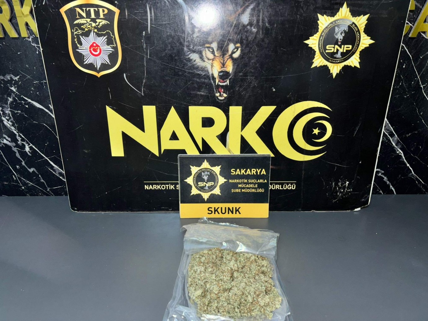 SAKARYA’DA NARKOTİK POLİSİNDEN KAÇAMADI: ARAÇTAN UYUŞTURUCU FIŞKIRDI!