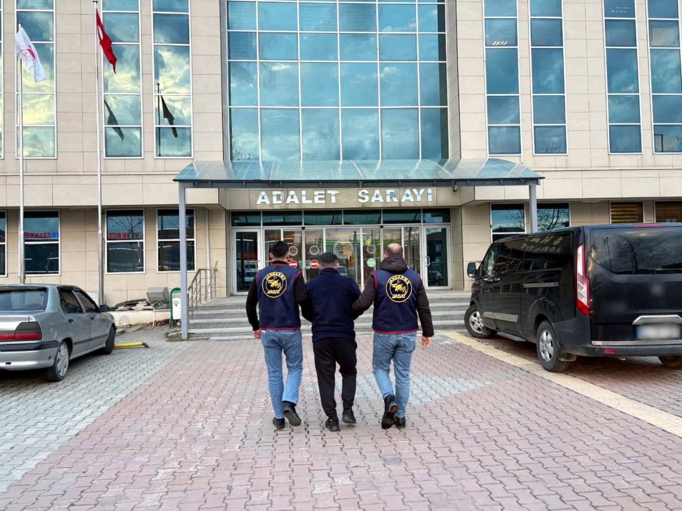 SAKARYA JANDARMASINDAN DEV OPERASYON: 52 YIL CEZASI OLAN 'HAYALET' DOLANDIRICI YAKALANDI!