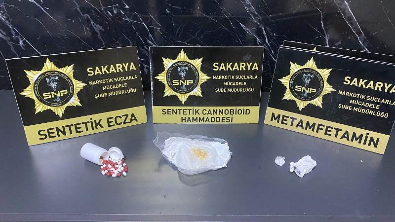 SAKARYA POLİSİNDEN OTOYOLDA DEV OPERASYON: ZEHİR TACİRLERİNE GEÇİT YOK!