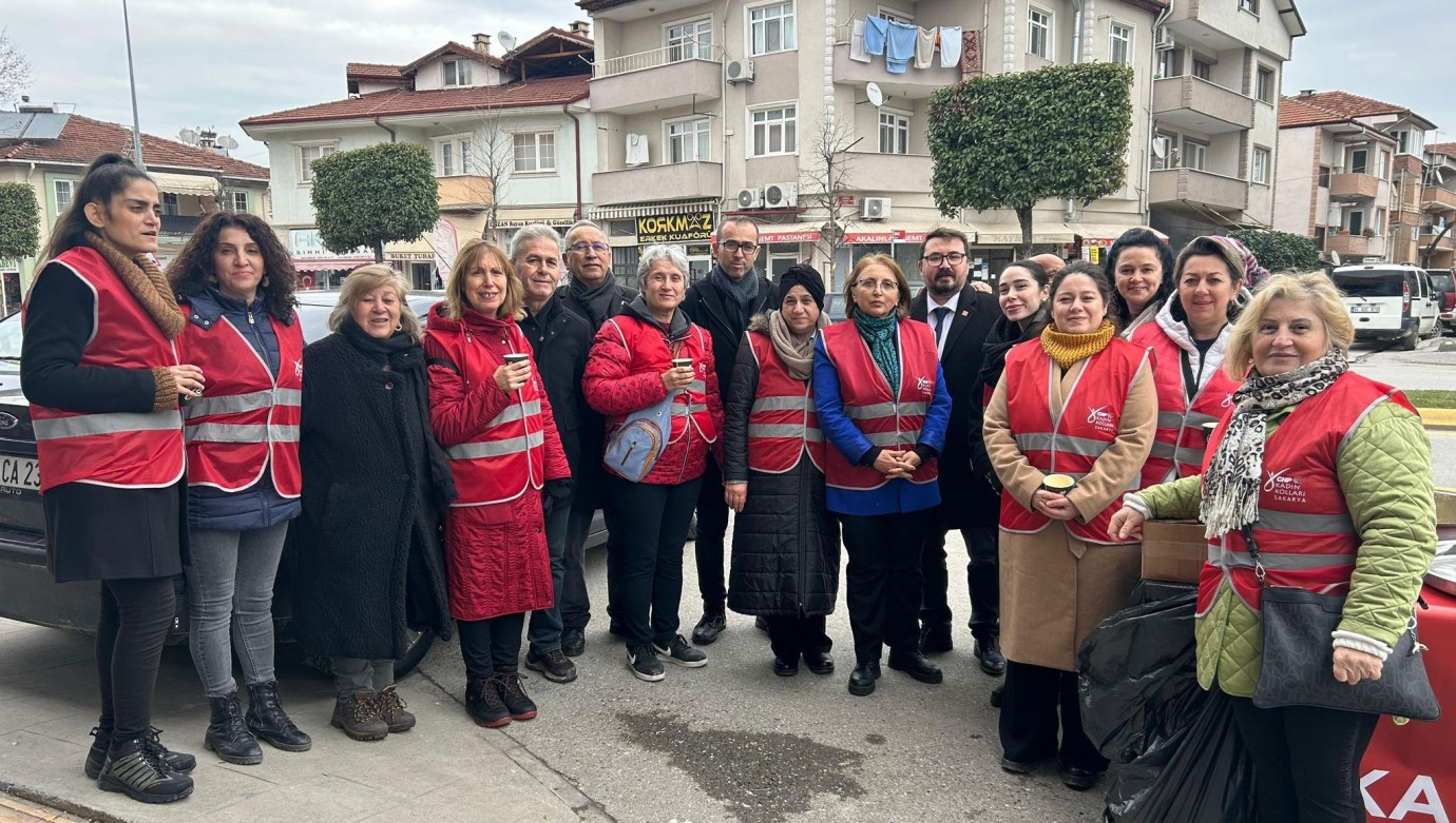 CHP SAKARYA İL KADIN KOLLARI BAŞKANI AZİZE ÇEROĞLU SAHADA, HALKIN NABZI PAZARDA ATIYOR: “BU BÜTÇE KİMİN İÇİN?”