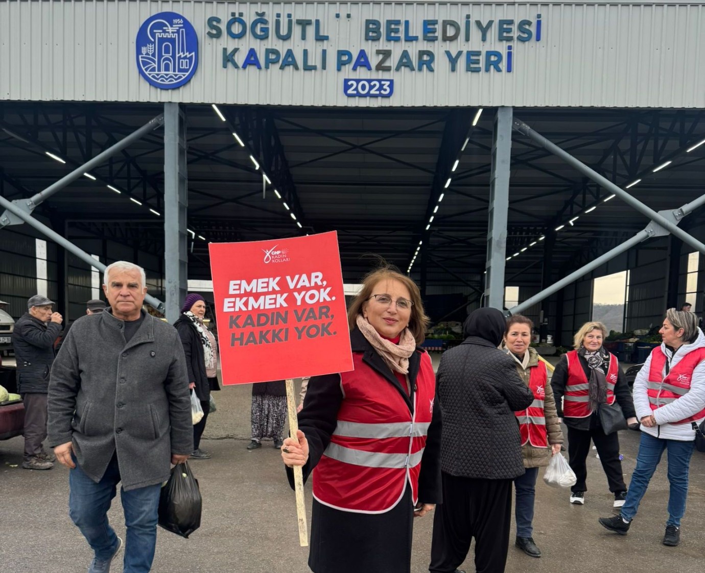 SAKARYA’DA SİYASETİN GÜLEN YÜZÜ VE AZİMLİ SESİ: AZİZE ÇEROĞLU SÖĞÜTLÜ PAZARINDA 
